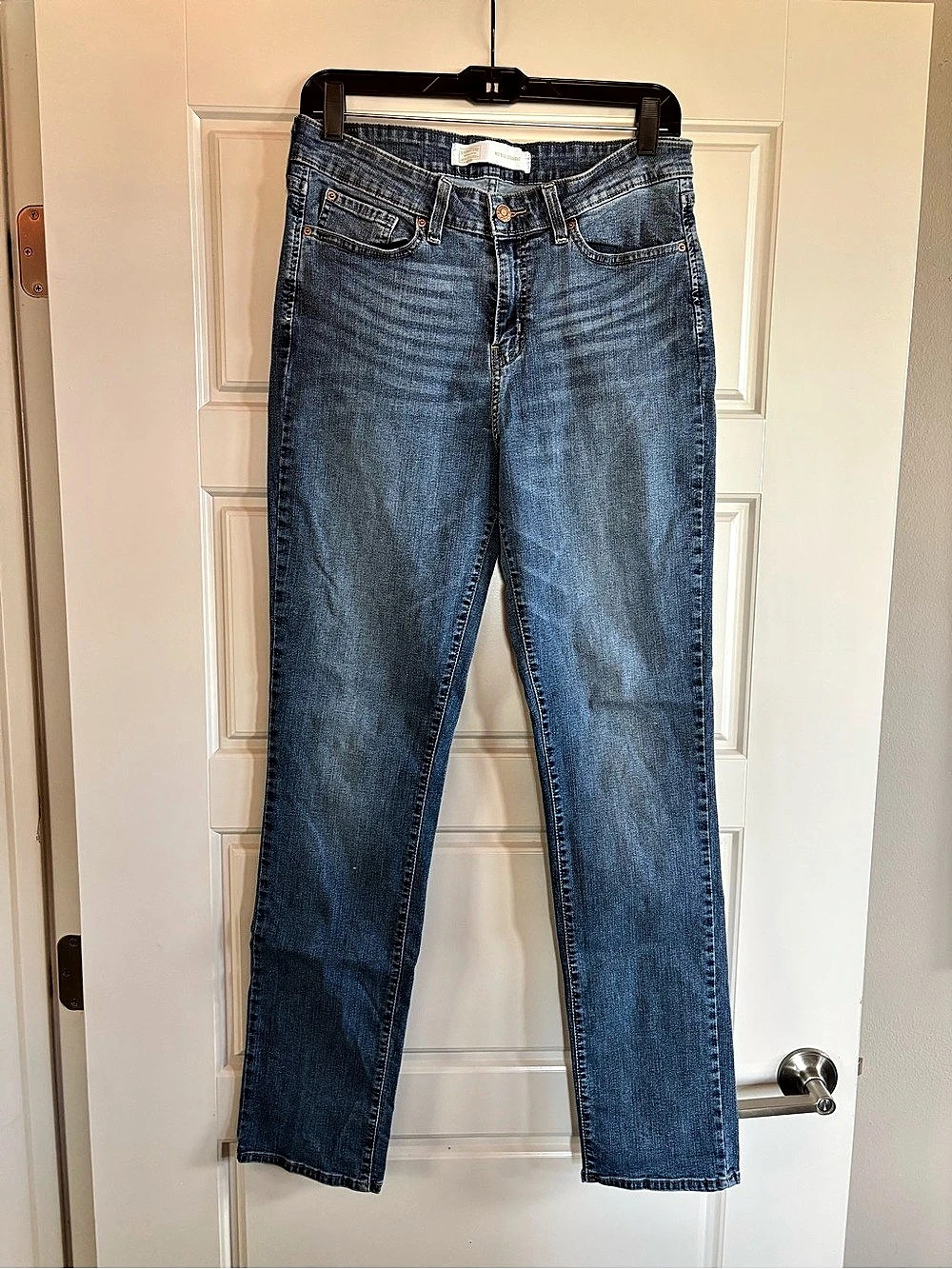 Signature Levi’s Mid Rise Straight. Straight Leg Jeans in Blue Waist 31